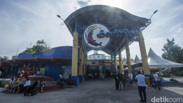 Sea World Ancol memiliki aquarium exhibit dan tunnel bawah air terbesar di Indonesia.
