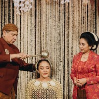 Sabtu (19/3/2022), acara siraman Putri Tanjung. Tampil dengan riasan bernuansa coklat, Bubah telah membuat riasannya tidak mudah luntur meski disiram air. Foto: Samuel Rustandi/morden.co