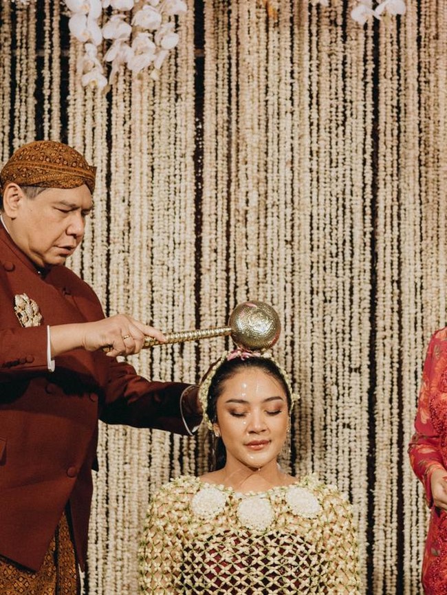 Sabtu (19/3/2022), acara siraman Putri Tanjung. Tampil dengan riasan bernuansa coklat, Bubah telah membuat riasannya tidak mudah luntur meski disiram air. Foto: Samuel Rustandi/morden.co