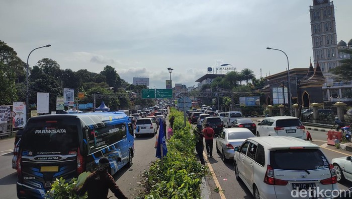 Situasi arah ke Puncak, Bogor (Rizky Adha Mahendra/detikcom)