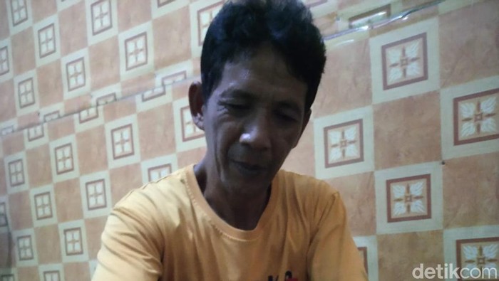 Slamet Triyono, salah satu dukun pijat di Dukuh Ngringin, Desa Karanggeneng, Kecamatan Boyolali Kota. Dukuh ini dijuluki kampung dukun pijat karena ada banyak warganya yang menjadi dukun pijat.