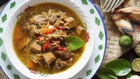 Masyarakat Betawi punya soto santan khas bernama soto tangkar. Isiannya ada tangkar (iga sapi) dengan pelengkap potongan tomat, daun bawang, dan taburan bawang goreng. Kamu bisa membuat soto tangkar yang gurih berempah dengan mencontek resep ini. Foto: Anisah