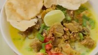 Rekomendasi soto santan enak lainnya adalah soto kuning khas Bogor. Rasanya gurih segar dengan isian daging sapi, jeroan sapi, potongan tomat, dan kentang. Jangan lupa kucuran jeruk nipis! Yuk bikin pakai resep ini. Foto: Masak Masak TransTV  