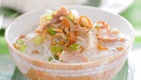 Belum banyak orang tahu kalau Tasik punya soto santan khas yang kuahnya gurih segar. Untuk isiannya memakai suwiran ayam kampung, suun, dan taburan kedelai goreng . Lihat yuk resepnya di sini. Foto: iStock