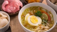 Tak melulu daging sapi, soto santan juga bisa dibuat dengan isian daging ayam. Soto ini populer di Bogor hingga Medan. Aromanya gurih harum karena dibuat dengan bumbu lengkap seperti serai hingga daun jeruk purut. Cara membuatnya gampang, tinggal lihat resep ini. Foto: iStock