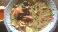 Soto Betawi ada yang kuahnya memakai campuran susu dan tidak. Jika ingin bikin yang kuah susu, kamu bisa melihat resep ini. Penambahan susu cair UHT memberi tambahan tekstur kental dan rasa milky. Ini dia resep soto Betawi susu yang gurih mantul. Foto: detikfood