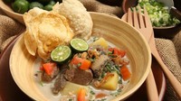 Kalau ini resep soto Betawi yang tidak memakai susu. Isiannya daging dan paru sapi yang kenyal enak. Jangan lupa pelengkap irisan tomat segar dan kentang rebus. Yuk intip resepnya di sini. Foto: iStock  