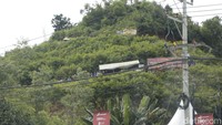 Penonton yang tidak memiliki tiket, langsung memburu menaiki bukit di seberang sirkuit Mandalika. Foto: Dadan Kuswaraharja