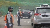 Aparat Dishub terlihat mengatur arus lalu lintas di bypass Mandalika. Foto: Dadan Kuswaraharja