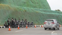 Aparat kepolisian bersenjata lengkap juga terlihat melakukan pengamanan. Mandalika akan kedatangan Presiden Joko Widodo Minggu 20 Maret 2022. Foto: Dadan Kuswaraharja