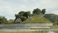 Patung-patung pengendara motor menjelang gerbang Sirkut Pertamina Mandalika International Street Circuit terlihat menarik dan keren, Instagramable banget deh. Foto: Dadan Kuswaraharja