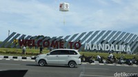 Pengendara mobil MPV melintas di Tugu Welcome to Mandalika di Bundaran Sunggung Mandalika. Foto: Dadan Kuswaraharja