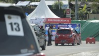 Mobil-mobil diberi stiker yang sesuai dengan tiket yang dibeli. Menjelang masuk sirkuit mereka akan diarahkan menuju gerbang sesuai dengan stiker. Foto: Dadan Kuswaraharja