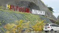 Bypass Mandalika jadi salah satu spot favorit penonton MotoGP dan wisatawan. Foto: Dadan Kuswaraharja