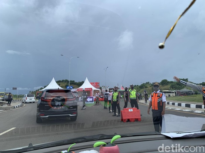 Suasana penyekatan menuju Sirkuit Mandalika