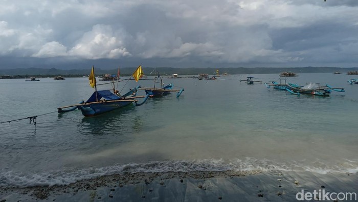 Suasana perairan Pangandaran dipenuhi sejumlah perahu.