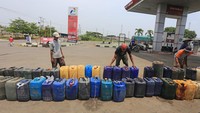 Nelayan terpaksa mengantre membeli BBM untuk kebutuhan melaut karena bahan bakar solar subsidi di sejumlah SPBU di daerah itu cepat habis.  