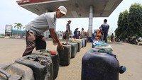 Nelayan mengumpulkan jeriken untuk melakukan pengisian bahan bakar solar bersubsidi di SPBU Limbangan, Juntinyuat, Indramayu, Jawa Barat, Sabtu (19/3/2022).  