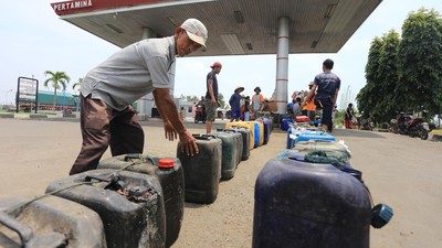 Nelayan Susah Dapat Solar, Antrean Jeriken Mengular