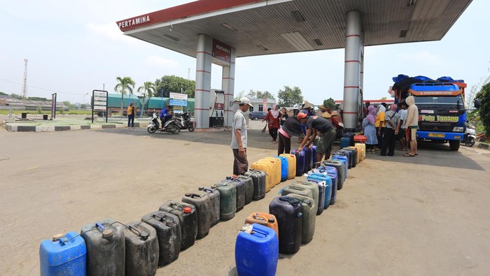 Nelayan mengumpulkan jerigen untuk melakukan pengisian bahan bakar solar bersubsidi di SPBU Limbangan, Juntinyuat, Indramayu, Jawa Barat, Sabtu (19/3/2022). Nelayan terpaksa mengantre membeli BBM untuk kebutuhan melaut karena bahan bakar solar subsidi di sejumlah SPBU di daerah itu cepat habis. ANTARA FOTO/Dedhez Anggara/nz.