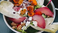 Makanan yang disajikan juga cukup cantik di sini. Dengan tambahan salad, buah-buahan, hingga edible flowers yang cantik. Foto: Instagram