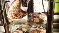 Menu utamanya ada hidangan dry age atau daging sudah melalui masa pengeringan. Jadi restoran ini tak hanya terkenal karena sistem pengantarannya saja yang unik. Foto: Instagram