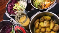  Penuh warna dan Instagrammable, hidangan kentang dan salad ini tampil lebih cantik. Kebanyakan makanan yang disajikan memang makanan sehat penuh sayuran. Foto: Instagram