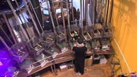 Ini situasi di dalam dapur tempat makanan akan dikirimkan ke meja pengunjung lewat jalur roller coaster. Penyajian yang unik tentunya jadi daya tarik tersendiri di sini. Foto: Instagram