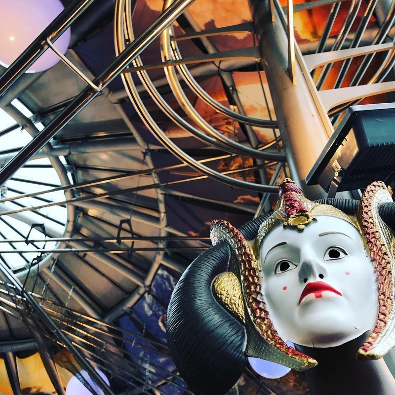 Tak Pakai Pelayan, Restoran Ini Pakai Jalur Roller Coaster untuk Antarkan Makanan