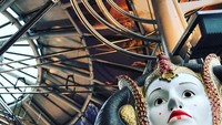  Jalan-jalan ke kota Hamburg jangan lupa mampir ke restoran Schwerelos yang tampil unik dengan lingkaran jalur roller coaster yang membentang di dalam restoran. Foto: Instagram