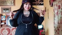 Kini Tante Lala semakin hits dan banyak pengikutnya di TikTok. Bahkan, ia menerima beragam produk untuk diulas. Tarif endorse di TikTok mencapai Rp 3-5 juta. Foto: Instagram @tantelala_punyacerita