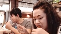 Tante Lala juga pernah menikmati seporsi sate dan sup di salah satu restoran yang ada di Kalibata City. Ia menikmati makanan itu bersama teman-temannya. Foto: Instagram @tantelala_punyacerita