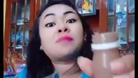 Salah satu gaya kocaknya mengulas produk makanan dibagikan di TIkTok miliknya @tantelala_punyacerita. Saat itu tante Lala sedang mengulas sereal dengan saus cokelat. Foto: Instagram @tantelala_punyacerita
