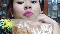 Lewat live di TikTok, Tante Lala pernah mengulas basreng dari salah satu penjual online. Ia tampak heboh ketika mengulas basreng yang pedasnya nendang itu. Foto: Instagram @tantelala_punyacerita