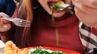 Tante Lala juga tampak lahap saat menikmati sepiring nasi dengan lauk tumis kangkung dan gorengan. Ia menikmatinya sambil melakukan live di akun Instagram. Foto: Instagram @tantelala_punyacerita