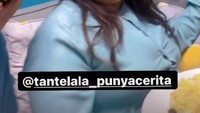 Tante Lala diundang oleh beragam program televisi. Ia juga sempat bertemu dengan Denny Cagur. Saat itu terlihat Tante Lala sedang menyuapi anaknya nasi kebuli. Foto: Instagram @tantelala_punyacerita