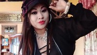 Tante Lala merupaka seleb TikTok asal Manado yang namanya sedang banyak diperbincangkan. Berawal dari videonya saat memarahi anaknya yang belajar daring di rumah viral di media sosial. Foto: Instagram @tantelala_punyacerita