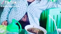 Momen kulinernya juga kerap ia abadikan di akun TikTok-nya. Ia tampak menikmati seporsi sup hangat yang membuatnya kekenyangan. Foto: Instagram @tantelala_punyacerita