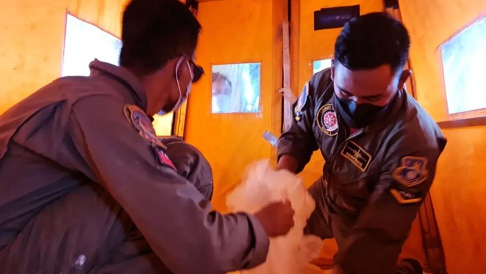 TNI AU dan BRIN melakukan teknologi modifikasi cuaca (TMC) jelang balapan MotoGP di Sirkuit Mandalika untuk mencegah terjadinya hujan deras. (Instagram @militer.udara)