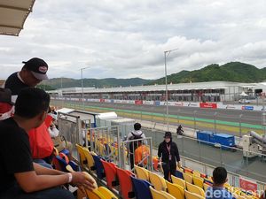 Suasana Nonton Langsung di Tribun Sirkuit Mandalika