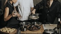 Valerie Thomas terlihat semakin cantik di usia 22 tahun. Dirinya pernah belajar memasak sajian Italia bersama sang ibu, Ina Indayanti. Foto: Instagram Valerie Thomas