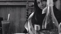 Di London, Valerie tentunya punya beberapa tempat makan favoritnya. Seperti posenya di salah satu restoran yang menyajikan hidangan organik dan sehat. Foto: Instagram Valerie Thomas