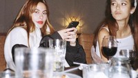  Bersama teman-temannya di luar negeri, Valerie unggah foto kebersamaan mereka saat makan malam. Di Indonesia sendiri Valerie aktif sebagai aktris sekaligus model. Foto: Instagram Valerie Thomas