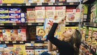 Suka ngemil, ternyata sereal merupakan salah satu snack favoritnya. Bahkan di foto ini, tampak beberapa jenis sereal sudah ia buka dan dimakan. Ada yang cornflakes hingga cheese puffs. Foto: Instagram Valerie Thomas