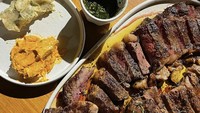 Terakhir, Valerie pamer menu makan siangnya yang mewah berisi daging steak premium dengan tambahan saus homemade yang dibuat oleh temannya saat di Bali. Foto: Instagram Valerie Thomas