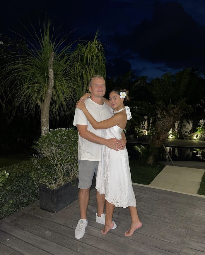 Valerie Thomas Selalu Tampil Cantik saat Kulineran Bareng Pacar dan Teman Valerie Thomas Selalu Tampil Cantik saat Kulineran Bareng Pacar dan Teman