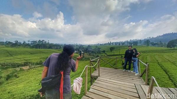 Pengunjung berswafoto di wisata Nuansa Riung Gunung terletak di Kampung Riung Gunung, Desa Pulosari, Kecamatan Pengalengan, Kabupaten Bandung, Sabtu (19/3/2022). 