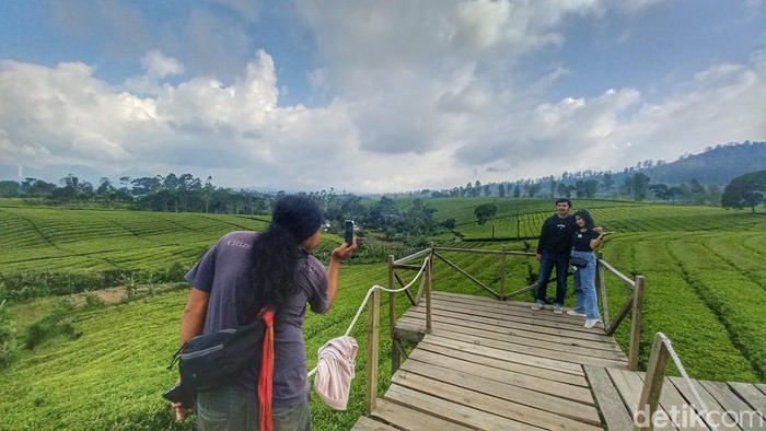 Wisata Riung Gunung Pangalengan Udah Sepi Nih Gaes Sempat menjadi primadona pada tahun 2021, objek wisata Nuansa Riung Gunung di Pangalengan, Kabupaten Bandung saat ini mengalami penurunan pengunjung. Hal tersebut diakibatkan adanya peraturan PPKM level 3 yang ada di Jawa hingga Bali.