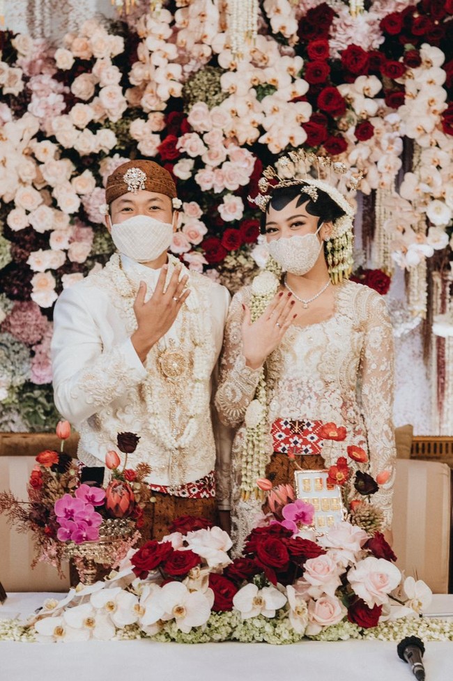 Anak Chairul Tanjung, Putri Tanjung melangsungkan pernikahan dengan Guinandra Jatikusumo pada 20 Maret 2022. Resepsi pernikahan keduanya digelar secara mewah di Hotel Mulia, Senayan. Guinandra sendiri merupakan Kepala di Sea Capital, Singapura, ayahnya ialah Dwi Asmono, Direktur RnD PT. Sampoerna Agro Tbk. Foto: Samuel Rustandi/Morden.co