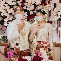 Putri Tanjung dan Guinandra Jatikusumo memperlihatkan cincin pernikahan mereka usai resmi menjadi sepasang suami - istri. Samuel Rustandi/Morden.co